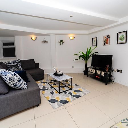 Spacious Flat With Patio & Parking In City Centre 雷丁 外观 照片