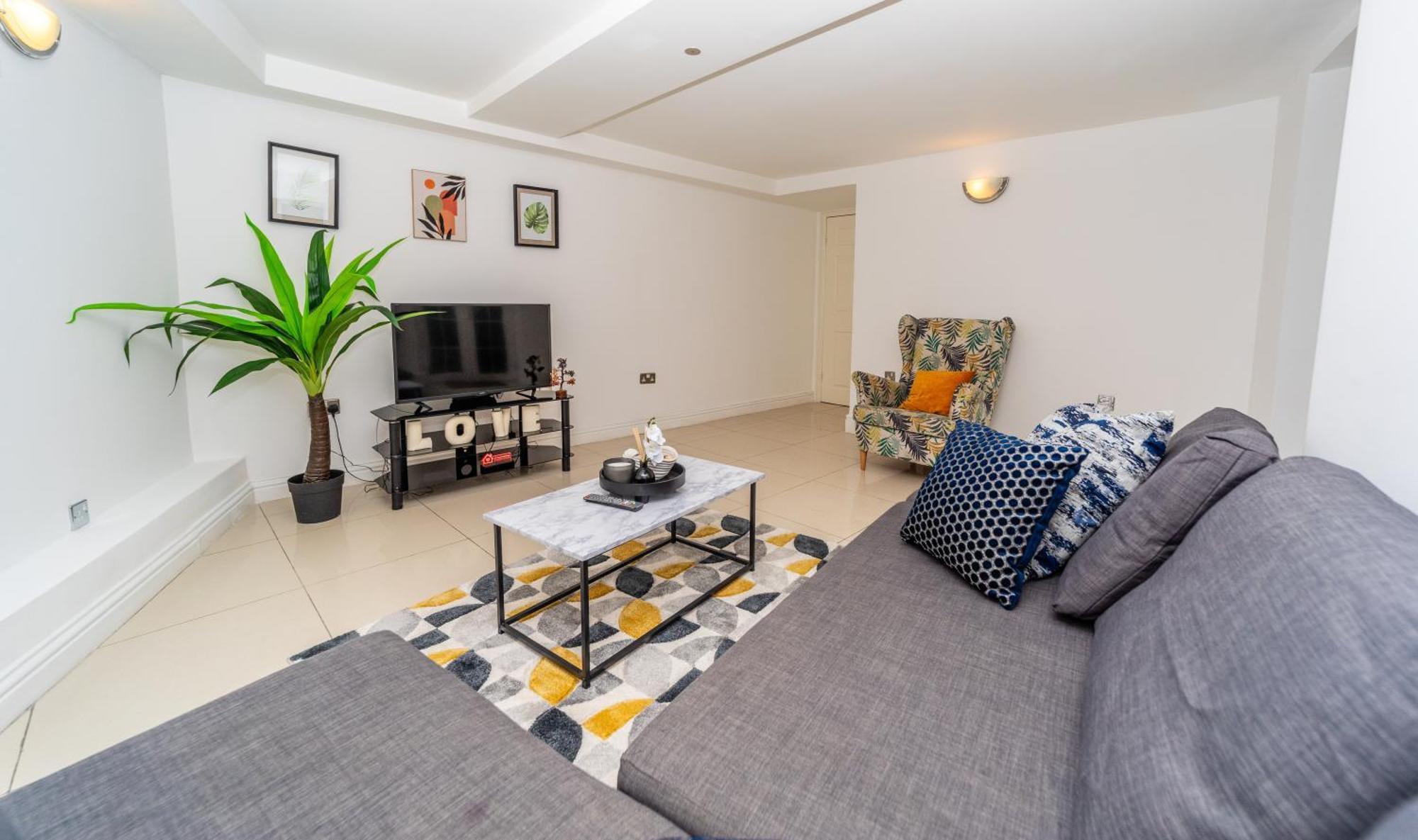 Spacious Flat With Patio & Parking In City Centre 雷丁 外观 照片
