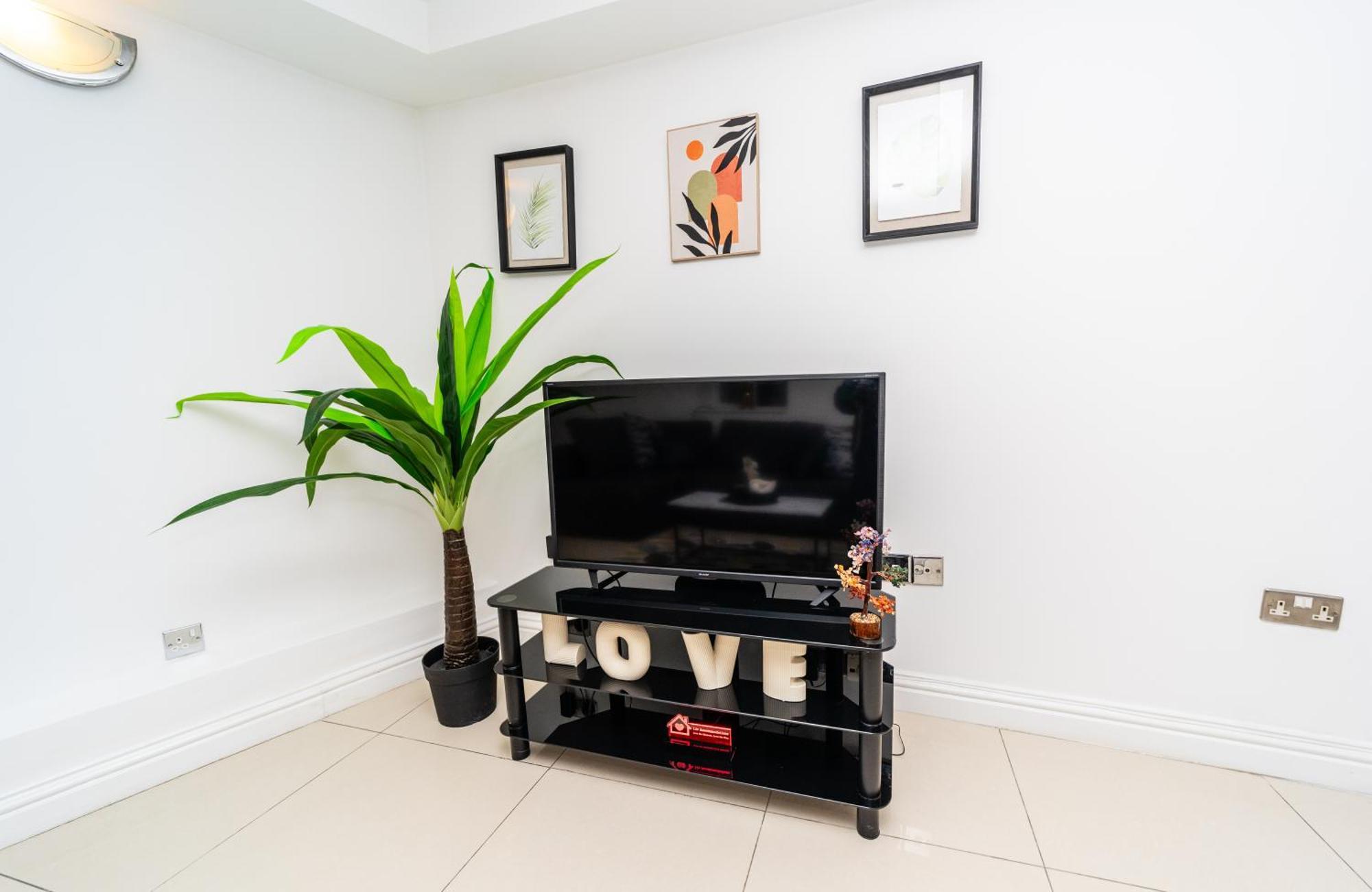 Spacious Flat With Patio & Parking In City Centre 雷丁 外观 照片