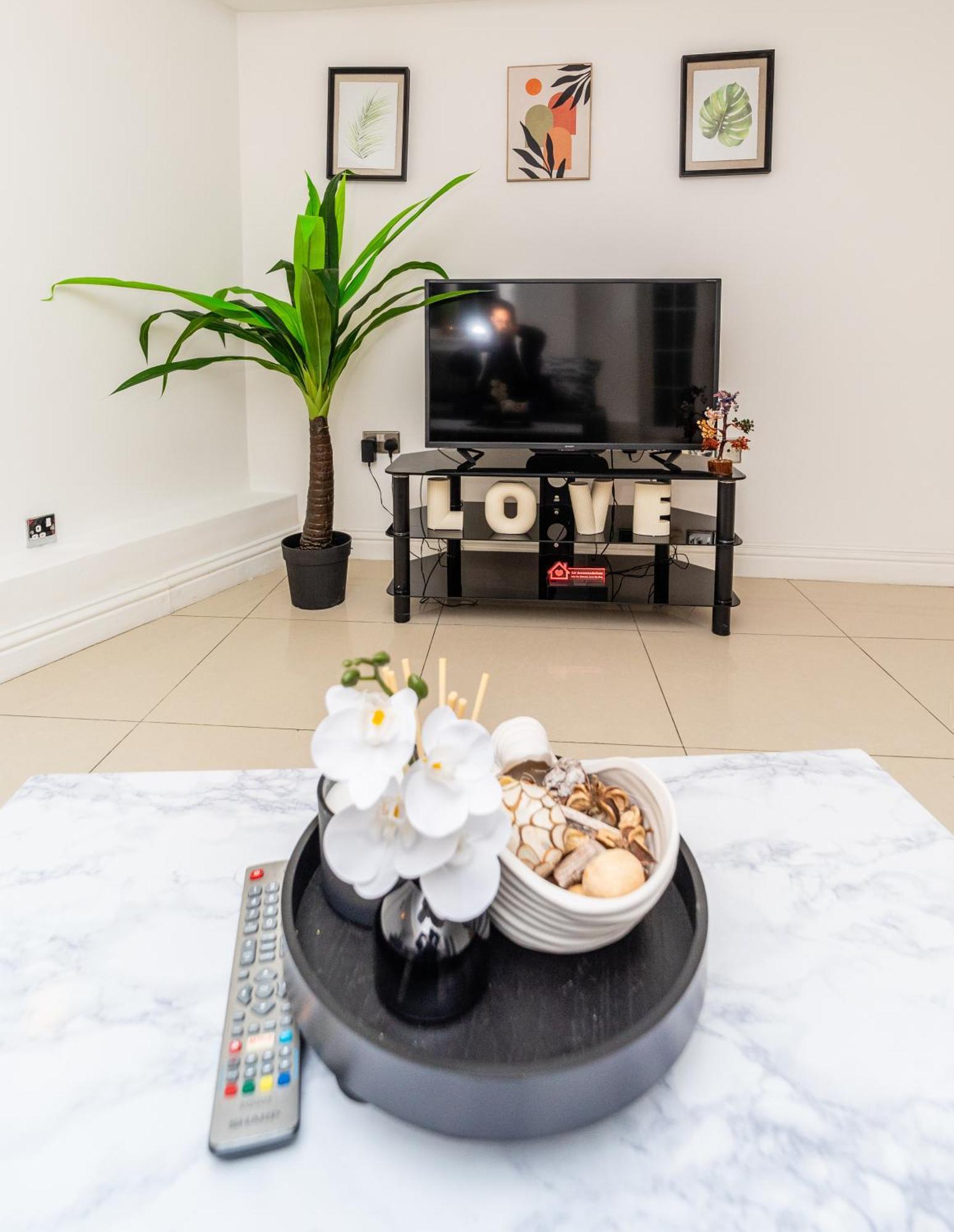 Spacious Flat With Patio & Parking In City Centre 雷丁 外观 照片