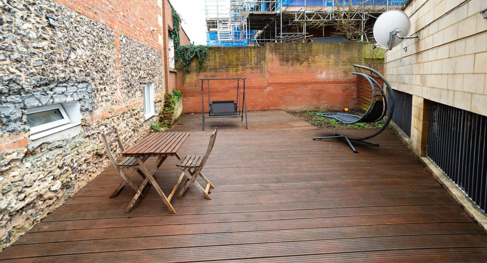 Spacious Flat With Patio & Parking In City Centre 雷丁 外观 照片