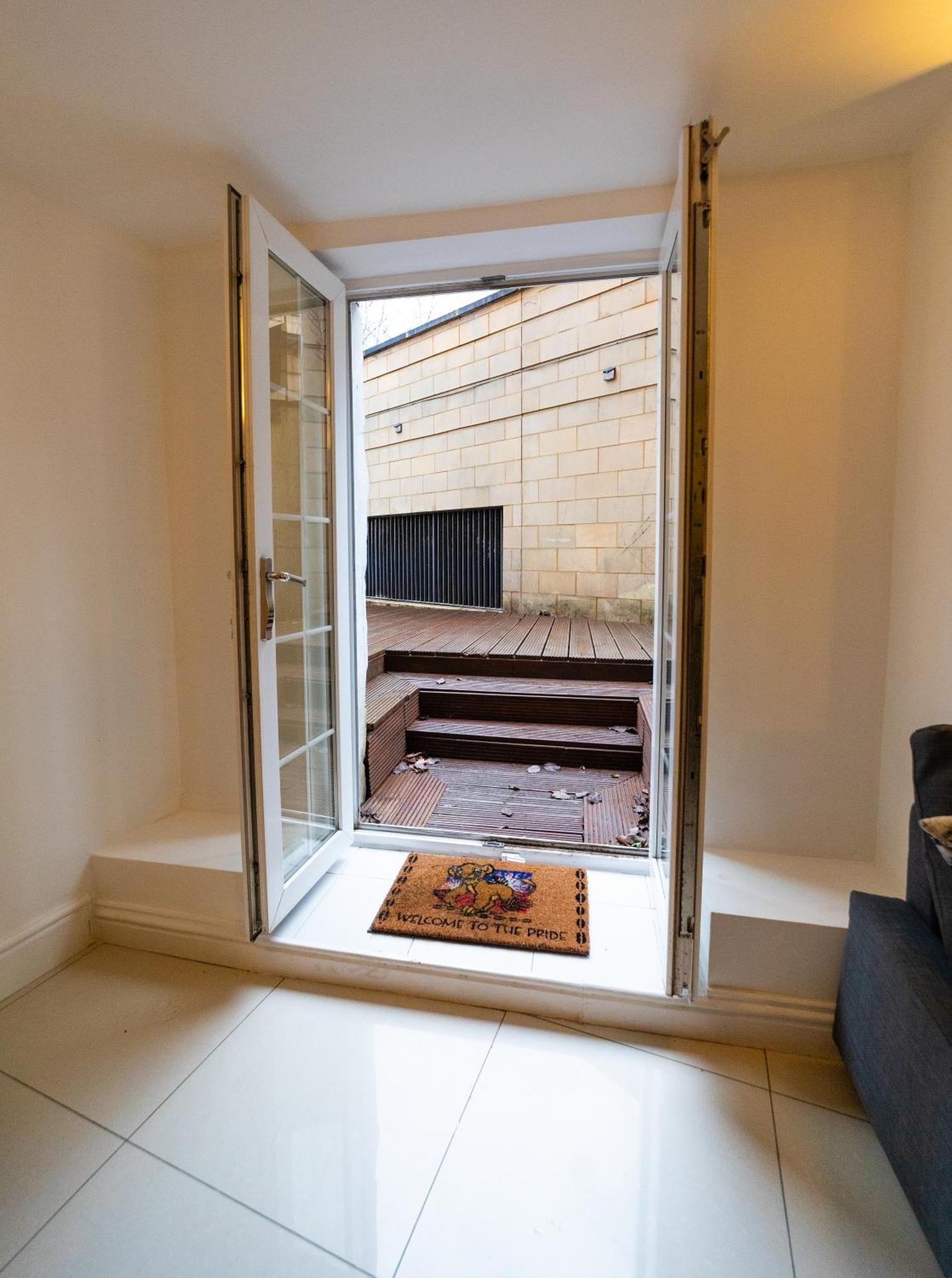 Spacious Flat With Patio & Parking In City Centre 雷丁 外观 照片