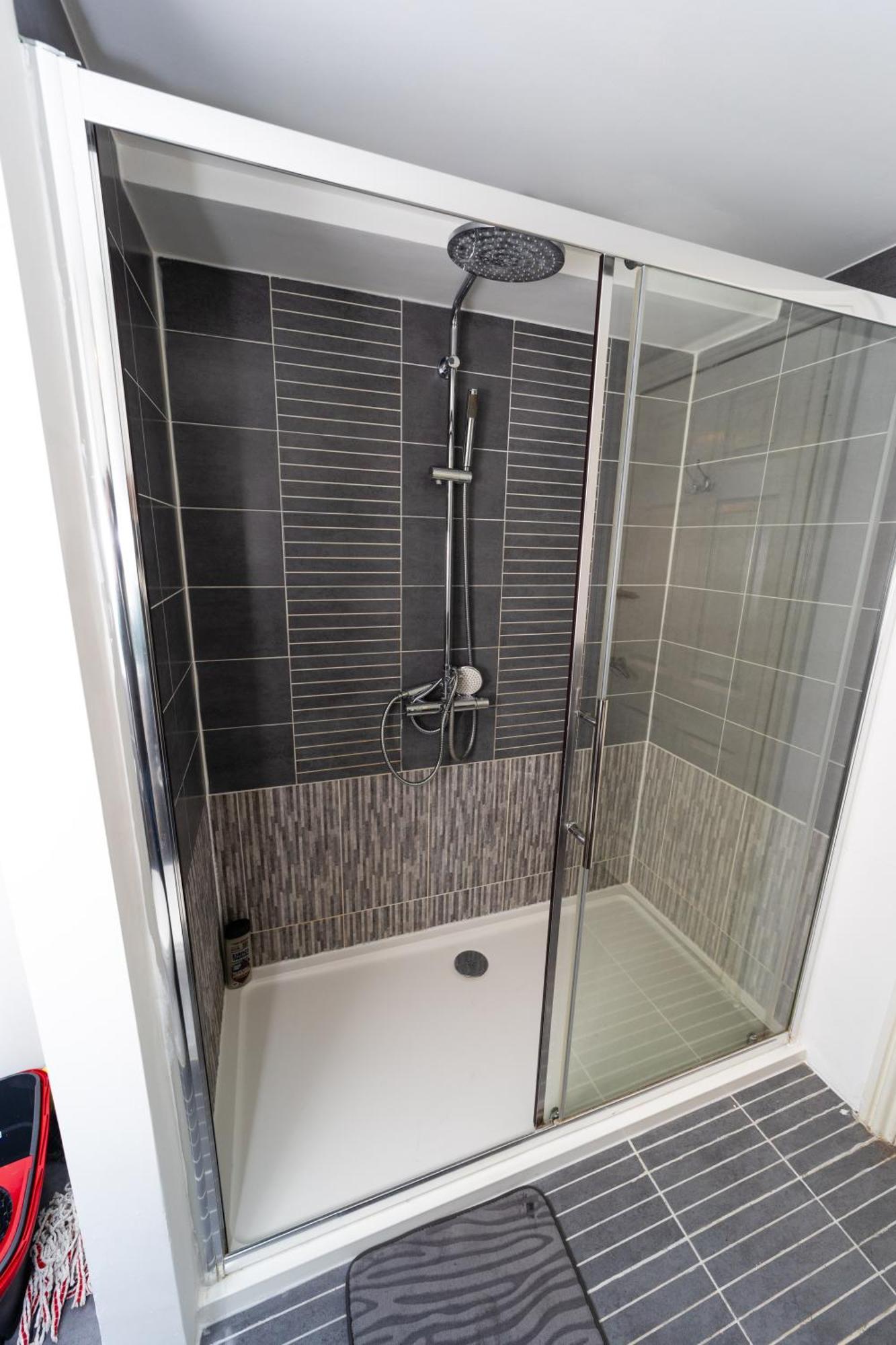 Spacious Flat With Patio & Parking In City Centre 雷丁 外观 照片